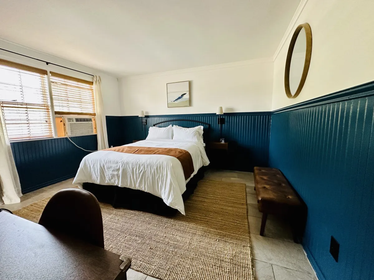 Queen room with garden view